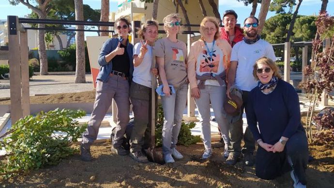 Jardin « Meeting the senses ». Sur la photo, jurys et créatrices : Laura Boursel, Joana Puigdomènech, Kairi Meos, Svetlana Lavrentjeva, Gwenaël Martin, Fédé et Heidi Hannus.